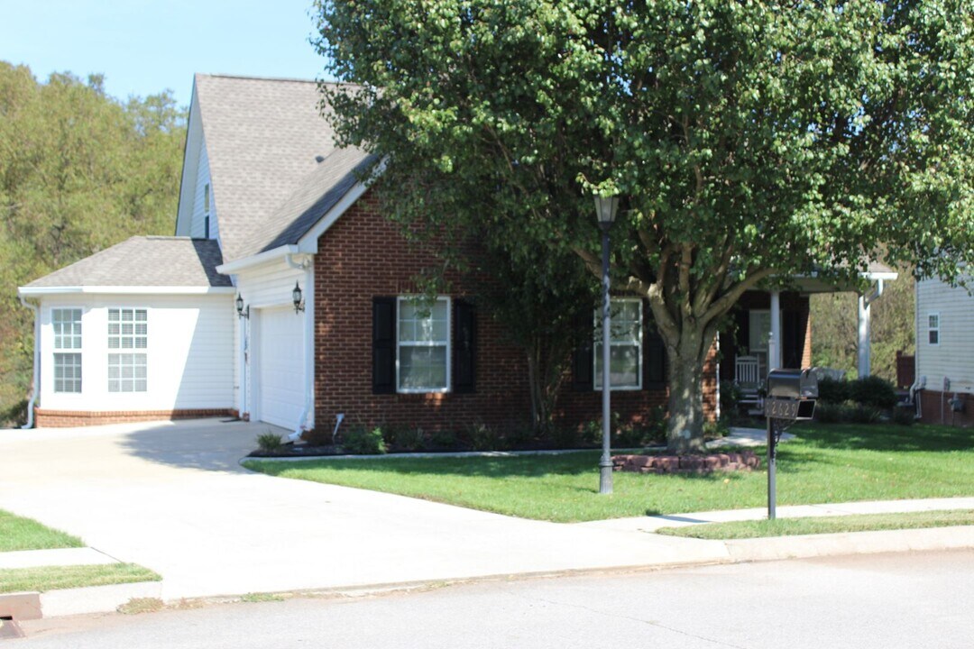 12629 Clear Ridge Rd in Knoxville, TN - Building Photo