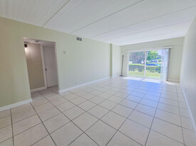 1501 Crescent Cir in Lake Park, FL - Building Photo - Building Photo