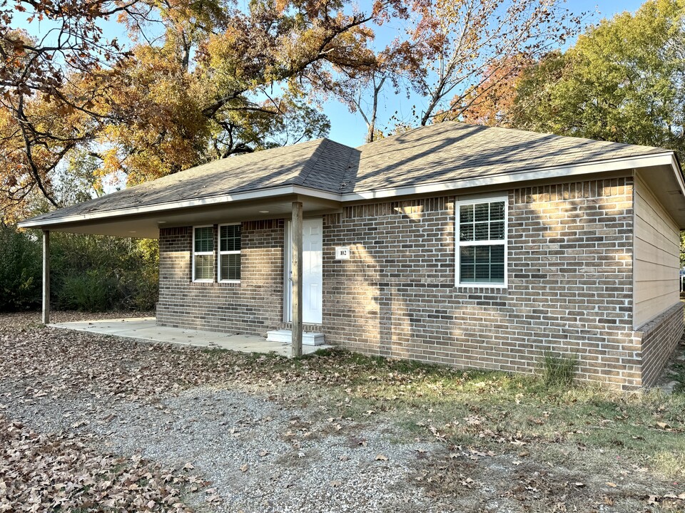 100 Graceanne Ln in Roland, OK - Building Photo