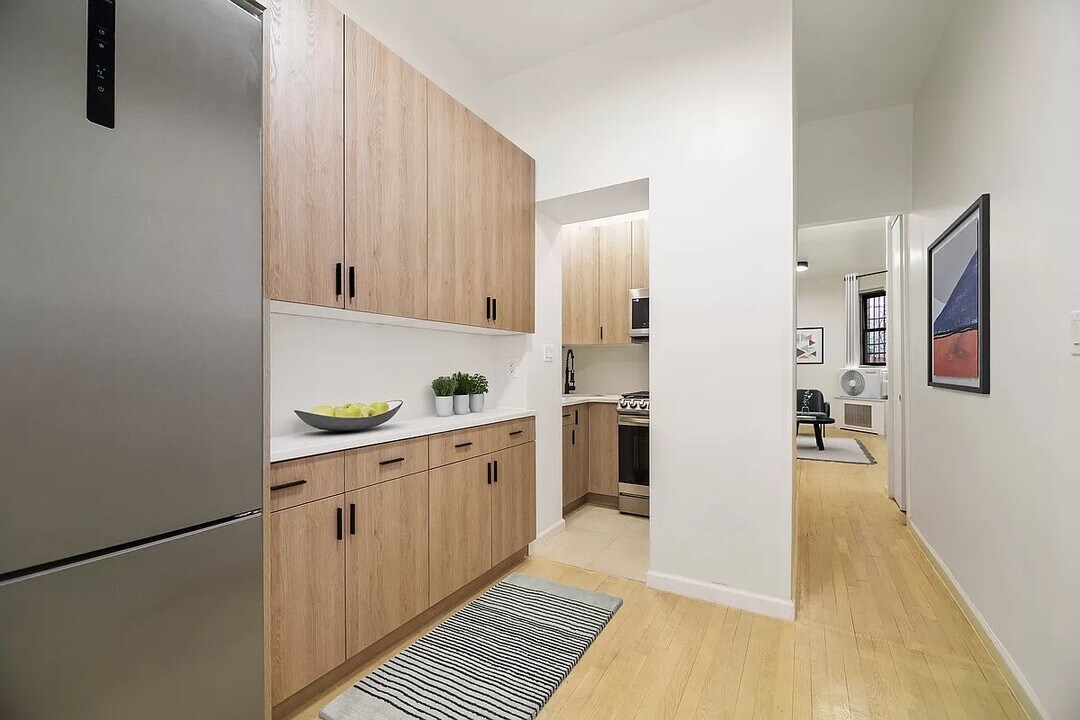 225 W 20th St-Unit -2E in New York, NY - Building Photo