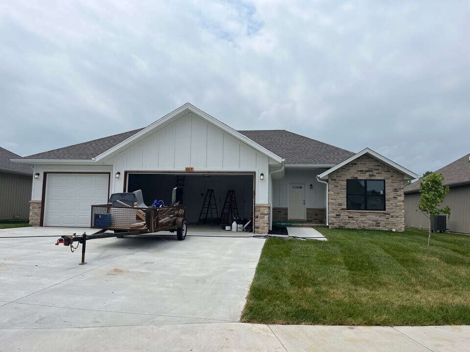 663 N Montego St in Nixa, MO - Building Photo