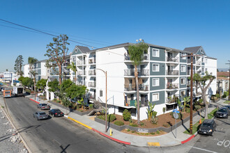 Bella Vista Senior Apartments in Huntington Park, CA - Foto de edificio - Building Photo