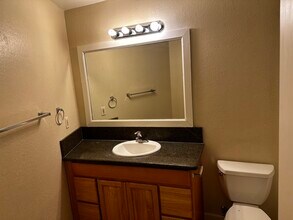 6031 Northcrest Cir, Unit #4 in Carmichael, CA - Foto de edificio - Building Photo