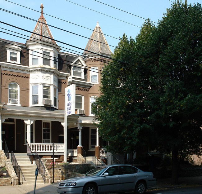 827 W Linden St