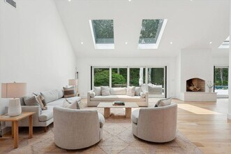 28 Old Meeting House Rd in Quogue, NY - Foto de edificio - Building Photo