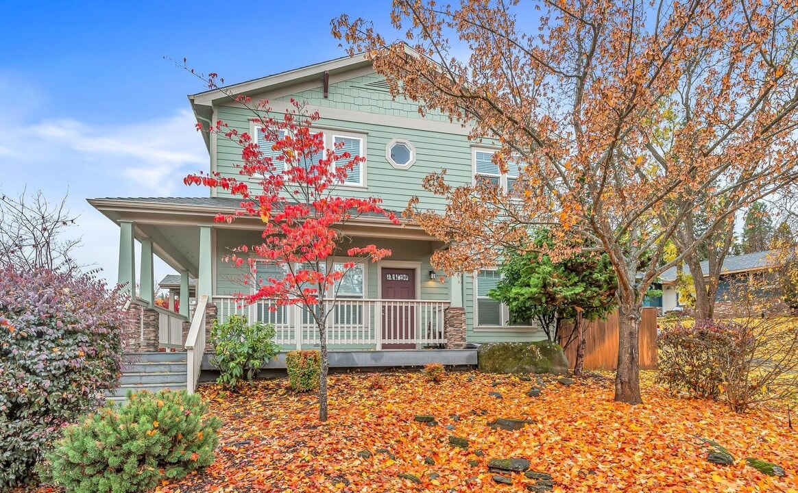 101 McCully Ln in Jacksonville, OR - Building Photo