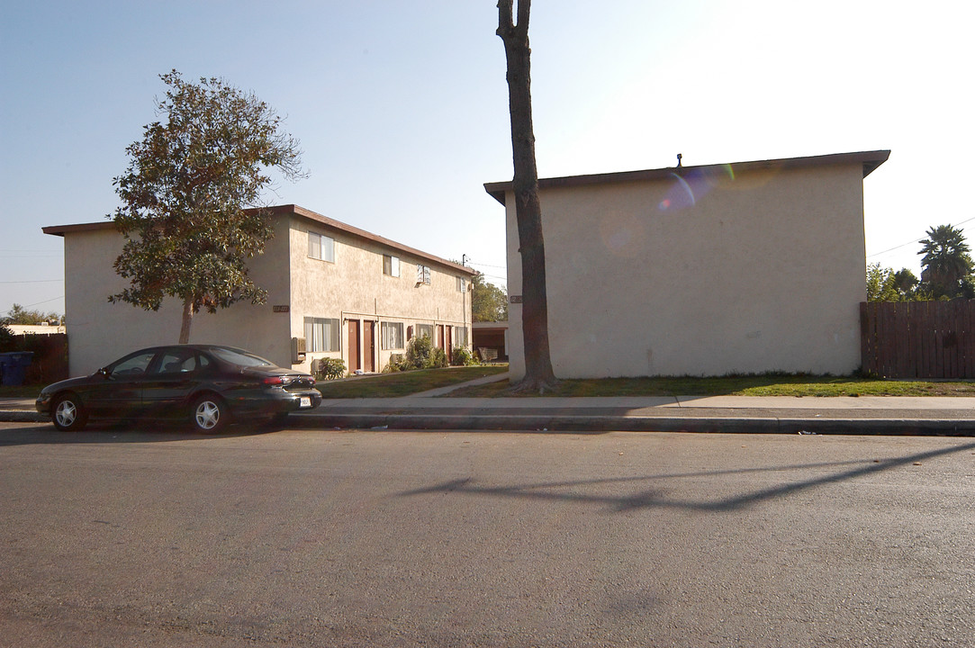 121-135 W Maple St in Ontario, CA - Foto de edificio