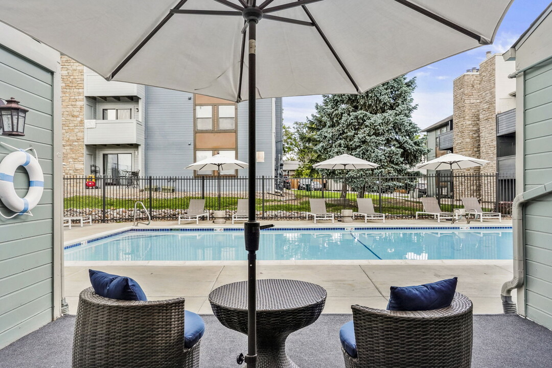 Hilltop View Apartments in Denver, CO - Foto de edificio