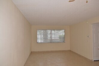 Midway Court Apartments in Clearwater, FL - Foto de edificio - Building Photo