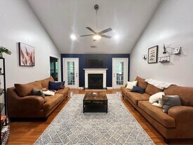 1445 Oakridge Cir in Decatur, GA - Building Photo