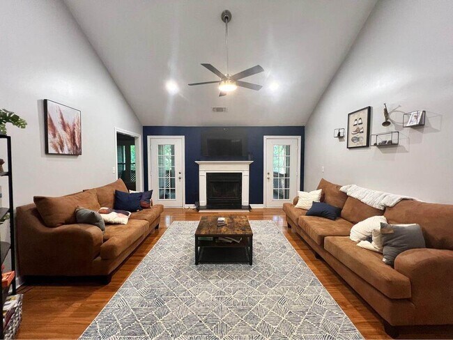 property at 1445 Oakridge Cir