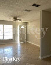 325 Tall Pine Ln in Sanford, FL - Foto de edificio - Building Photo
