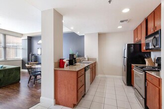 925 Common St in New Orleans, LA - Foto de edificio - Building Photo