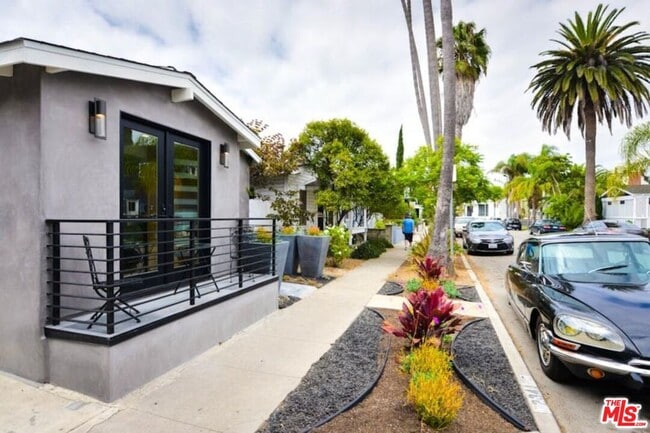 2341 Beach Ave in Los Angeles, CA - Building Photo - Building Photo