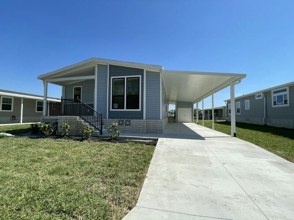 34612 Robins Song Rd in Zephyrhills, FL - Building Photo