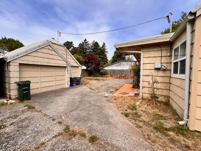 1438 Sherman Ave in North Bend, OR - Building Photo - Building Photo
