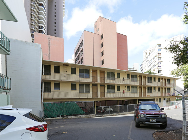 Uilani Apartments in Honolulu, HI - Building Photo - Building Photo