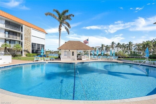 property at 2900 Gulf Shore Blvd N