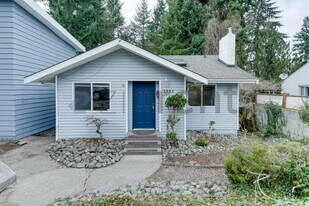 3733 88th Ave SE in Mercer Island, WA - Building Photo