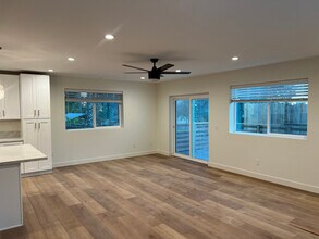 8474 Golden Ridge Rd in Lakeside, CA - Foto de edificio - Building Photo