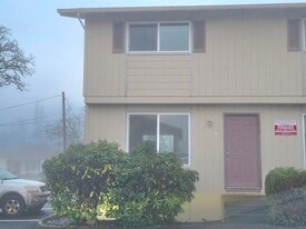 121 NE Fern Pl in Dallas, OR - Building Photo