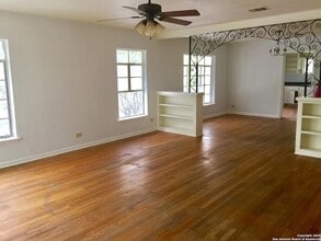 2055 W Summit Ave., Unit 3 in San Antonio, TX - Building Photo - Building Photo
