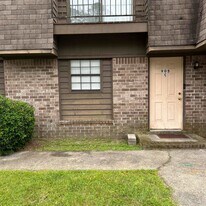 905 W Pine St in Hinesville, GA - Building Photo