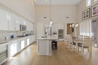 10082 E Bell Rd in Scottsdale, AZ - Building Photo - Building Photo