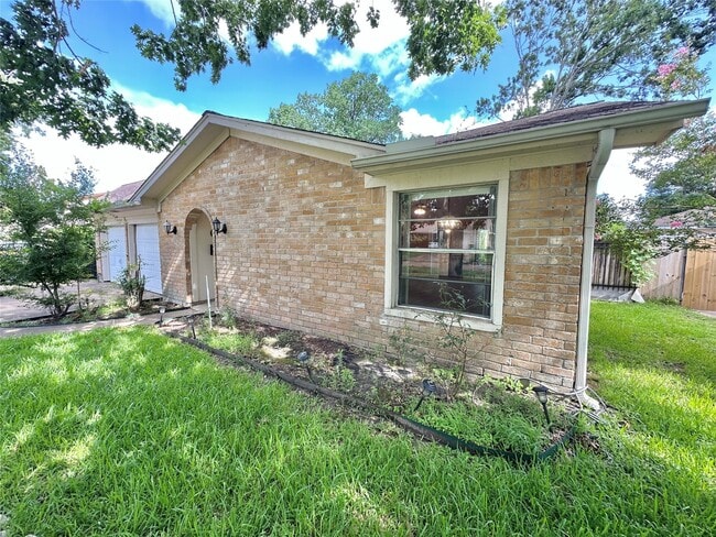 1765 Hialeah Dr in Seabrook, TX - Building Photo - Building Photo