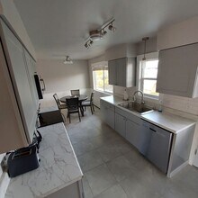 3209 Turnagain St, Unit 4 in Anchorage, AK - Foto de edificio - Building Photo