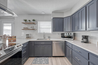 1310 Antigua Ln in Houston, TX - Foto de edificio - Building Photo