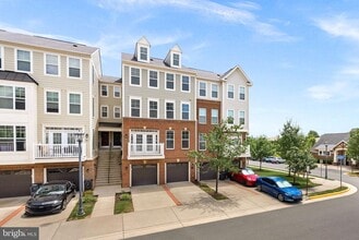 25222 Briargate Terrace in Chantilly, VA - Foto de edificio - Building Photo