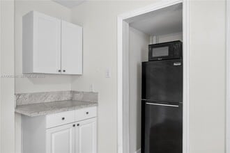 1041 NE 9th Ave in Fort Lauderdale, FL - Foto de edificio - Building Photo