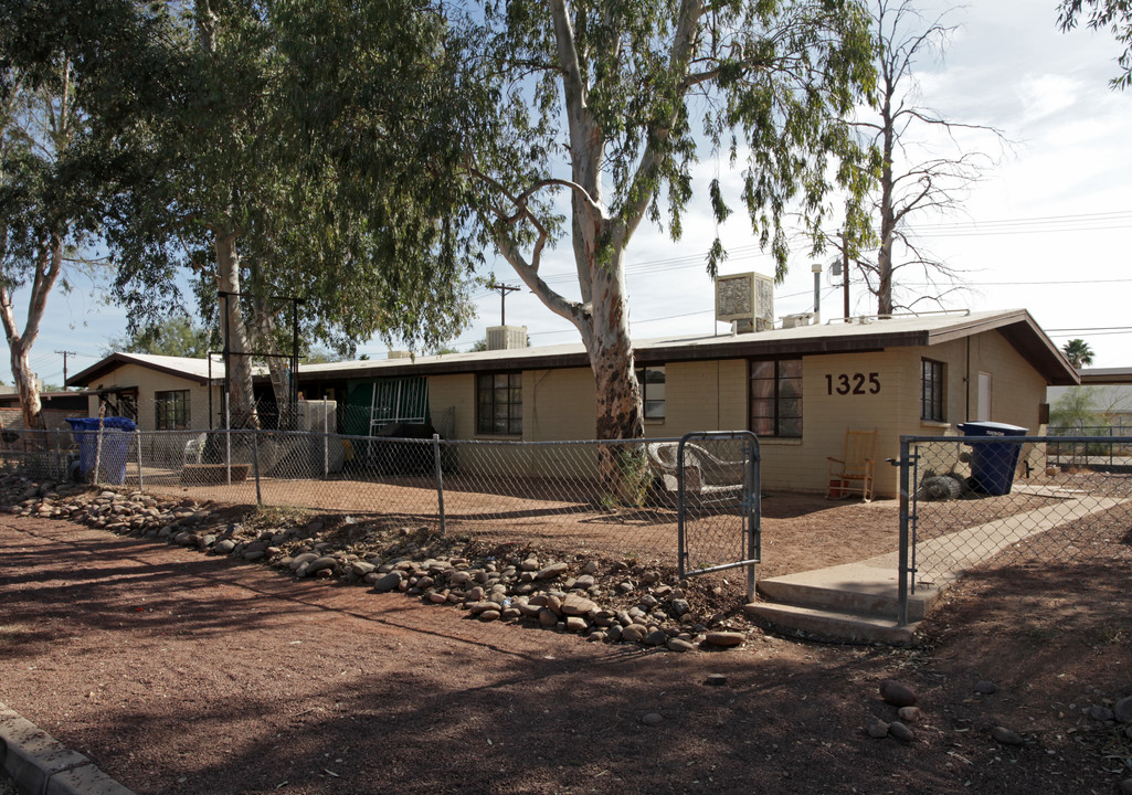 1325-1333 W Navajo St in Tucson, AZ - Foto de edificio