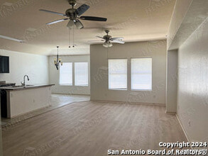 1020 Clarkston Dr in Seguin, TX - Building Photo - Building Photo