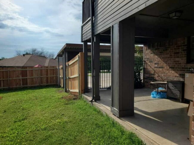 2813 Shady Grove Dr in Bedford, TX - Foto de edificio - Building Photo