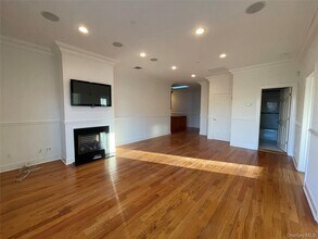 17 Green St in Huntington, NY - Building Photo - Building Photo
