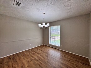 203 Woodvale St in Houston, TX - Foto de edificio - Building Photo