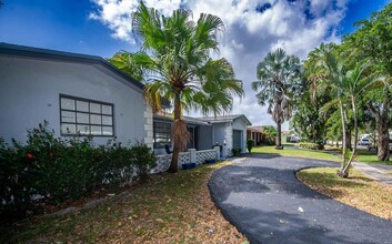 5320 Taylor St, Unit 233 in Hollywood, FL - Building Photo - Building Photo