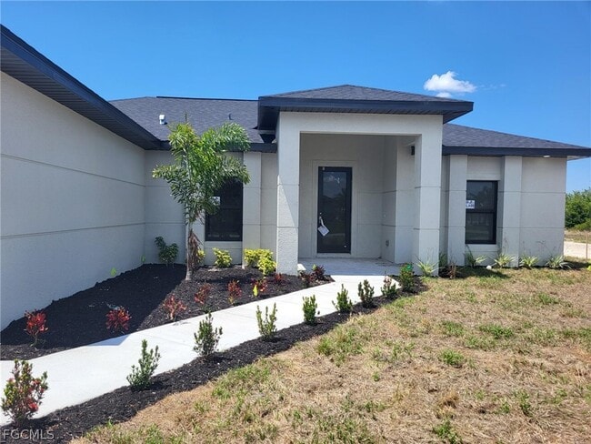 654 NE 5th Pl in Cape Coral, FL - Building Photo - Building Photo