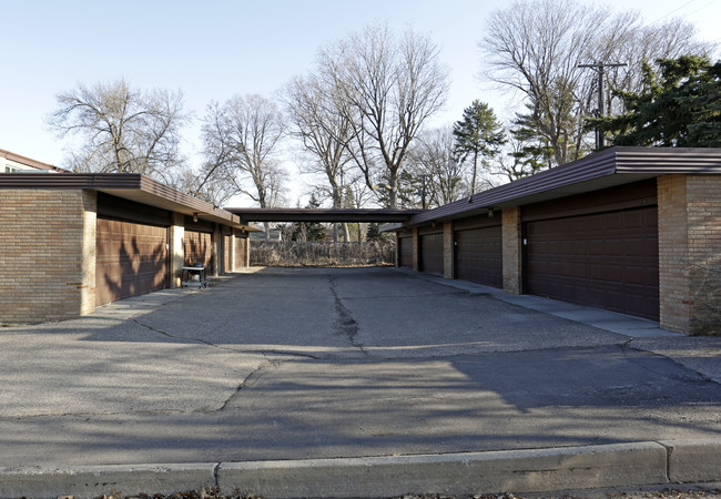 706 Mississippi River Blvd S in St. Paul, MN - Foto de edificio - Building Photo