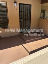 17620 Burbank Blvd in Los Angeles, CA - Foto de edificio - Building Photo