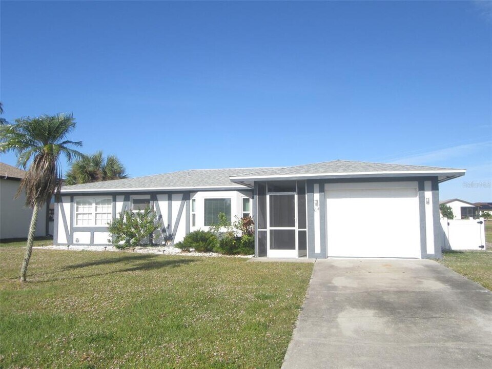 64 Annapolis Ln in Rotonda West, FL - Building Photo