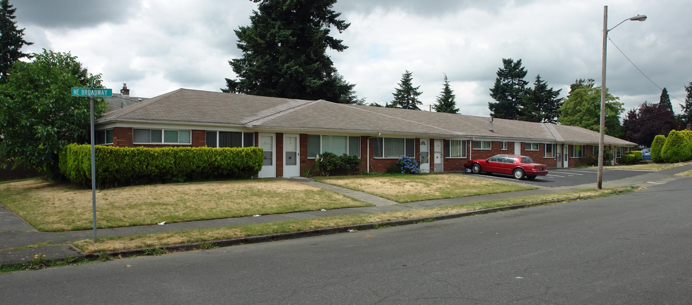 7408 NE Broadway St in Portland, OR - Foto de edificio