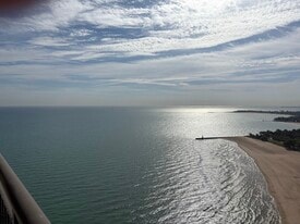 6007 N Sheridan Rd, Unit 38G in Chicago, IL - Building Photo