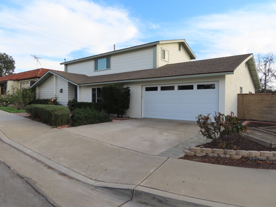 830 E Tularosa Ave in Orange, CA - Building Photo