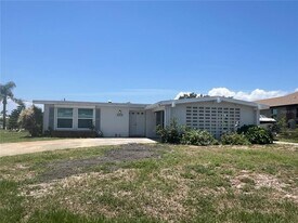 167 Easton Dr NW in Port Charlotte, FL - Building Photo