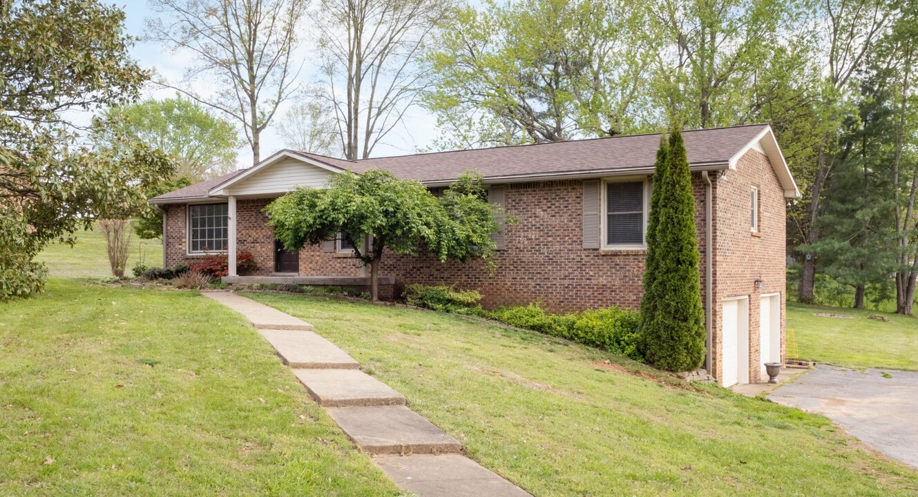 2560 Memorial Dr in Clarksville, TN - Foto de edificio