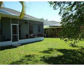 1205 Olympic Cir in Greenacres, FL - Foto de edificio - Building Photo