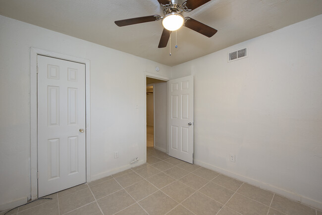 5425 Cavalcade St in Houston, TX - Building Photo - Interior Photo